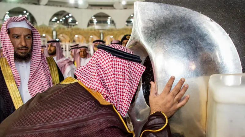Mencium-Hajar-Aswad